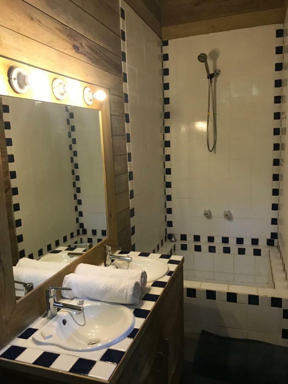 Roatan Bed & Breakfast Apartments 西区 外观 照片